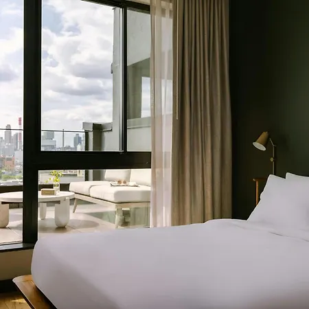 The Dutch Hotel Long Island City, Sonder